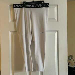 Nike Women’s 365 Mid rise tight crop legging grade school.